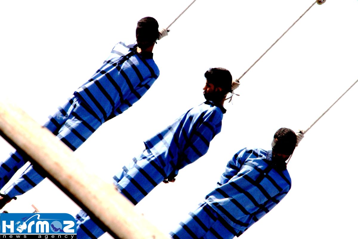 Video report of public execution of three prisoners in Bandar Abbas