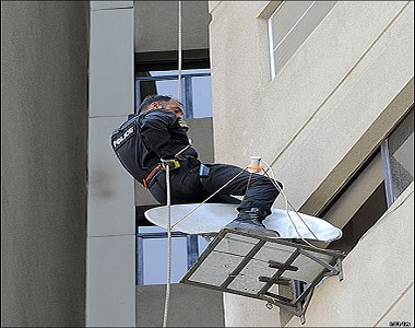 Police Forces Collect Satellite Dishes in Paveh
